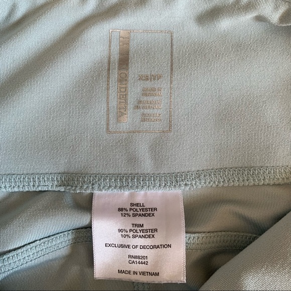 Mondetta performance gear MPG active wear capri and sweater set - Picture 4 of 8